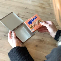 Geschenkdose "Stolz Auf Dich" - Manner 11 Geschenkdose "Stolz Auf Dich" - Manner -Snack Verkäufe 2024 Geschenkdose Manner 2 87405