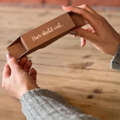 Geschenkverpackung "Ein Besonderer Genuss" - Rocher -Snack Verkäufe 2024 Geschenkverpackung Schiff 2 86954NgsEq7lzjX2Ul