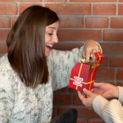 Sie Sind Ein Geschenk XL Christmas - Lindt 6 Sie Sind Ein Geschenk XL Christmas - Lindt -Snack Verkäufe 2024 WP12953 Sie sind ein Geschenk XL Christmas Lindt 81284