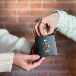 Geschenktüte "Sie Sind Gold Wert" 15 Geschenktüte "Sie Sind Gold Wert" -Snack Verkäufe 2024 WP13081 VH 81446