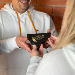 Sie Sind Gold Wert - Geschenkset 15 Sie Sind Gold Wert - Geschenkset -Snack Verkäufe 2024 WP400 Sie sind Gold wert Lindt Pyramide 1 81432