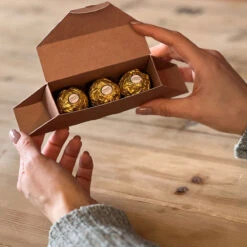 Geschenkverpackung "Ein Besonderer Genuss" - Rocher -Snack Verkäufe 2024 WP Geschenkverpackung Genuss Rocher 5 869534UjpvNqjeS7xa