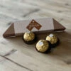 Geschenkverpackung "Ein Besonderer Genuss" - Rocher 10 Geschenkverpackung "Ein Besonderer Genuss" - Rocher -Snack Verkäufe 2024 WP Geschenkverpackung Genuss Rocher 8 86930vPurobCgQLRnM