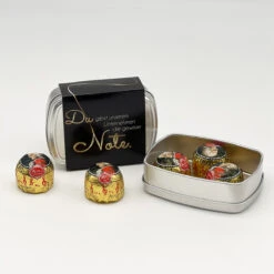 Geschenkdose "Die Gewisse Note" - Du-Version - Mozartkugeln -Snack Verkäufe 2024 freisteller DU gewisse Note Metalldose L 1200x1200 93188
