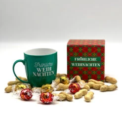 Gefüllte Weihnachtstasse - Lindt-Nuss-Mix 7 Gefüllte Weihnachtstasse - Lindt-Nuss-Mix -Snack Verkäufe 2024 freisteller shooting froehliche weihnachten tasse 1200x1200 93266